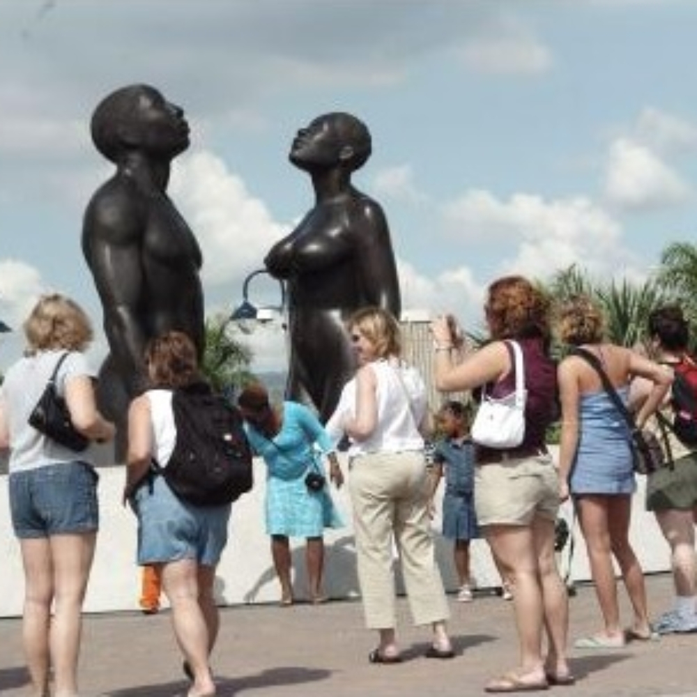 jamaican_forum_tourist_at_emancipation_park_gleaner_photo