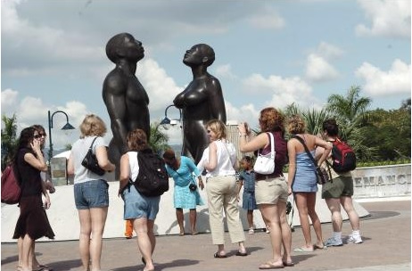 jamaican_forum_tourist_at_emancipation_park_gleaner_photo